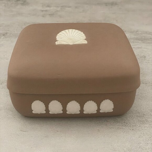 Vintage Wedgwood Brown Jasperware Cream Seashells 4" Square Covered Trinket Box - Picture 1 of 10
